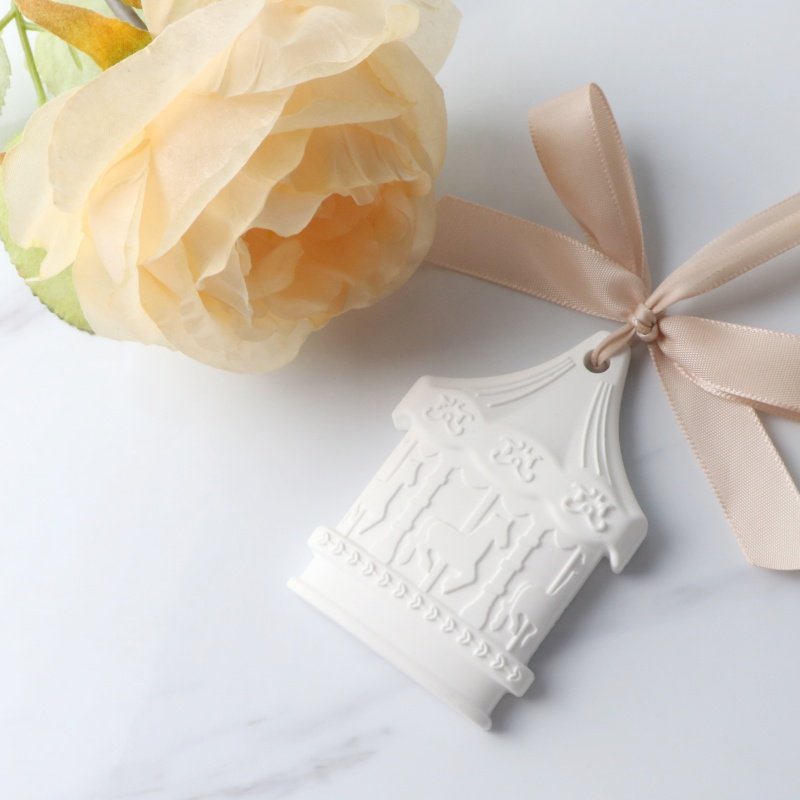 Factory Wholesale Scented Ceramic Aroma Plaster Flower Porcelain Fragrance Essential Oil Diffuser Hanging Wardrobe Air Freshener