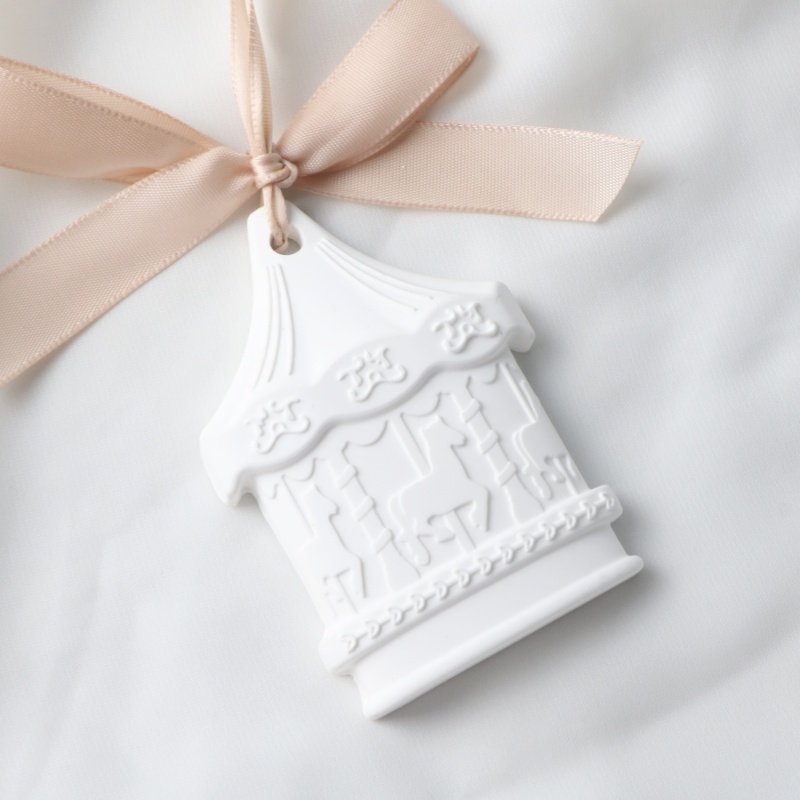 Factory Wholesale Scented Ceramic Aroma Plaster Flower Porcelain Fragrance Essential Oil Diffuser Hanging Wardrobe Air Freshener