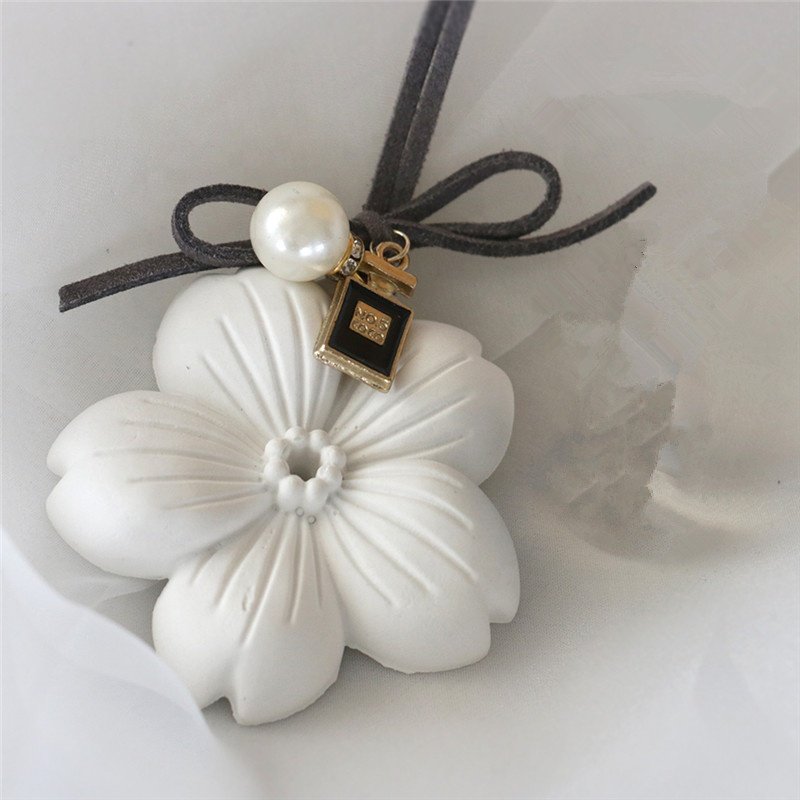 Wholesale Stocked Hanging Car Wardrobe Air Freshener Scented Ceramic Porcelain Flower Aroma Plaster Essential Oil Diffuser