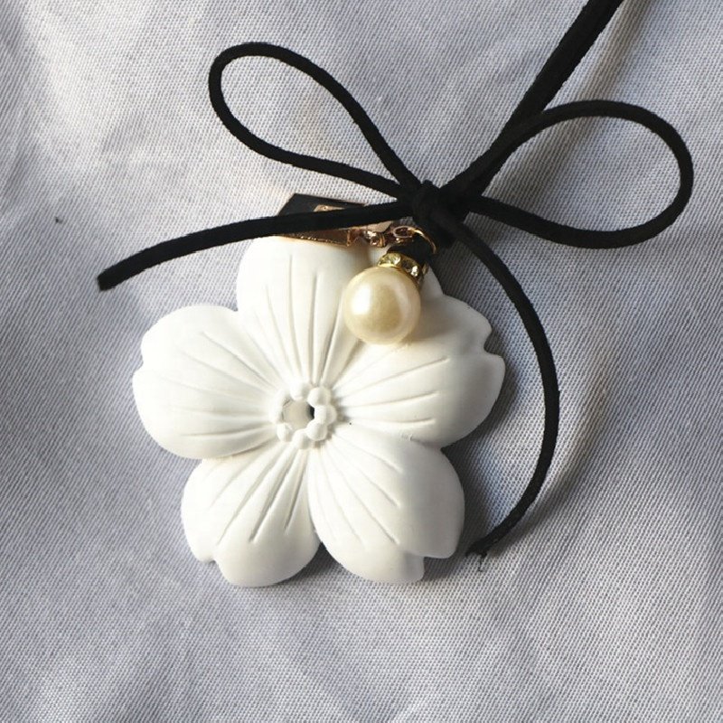 Wholesale Stocked Hanging Car Wardrobe Air Freshener Scented Ceramic Porcelain Flower Aroma Plaster Essential Oil Diffuser