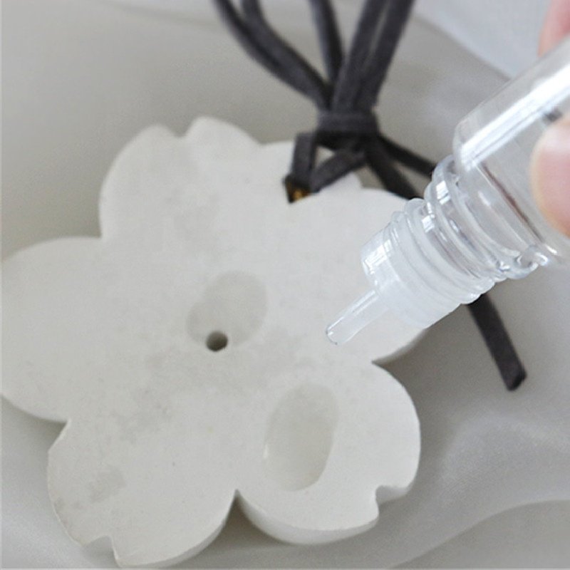 Wholesale Stocked Hanging Car Wardrobe Air Freshener Scented Ceramic Porcelain Flower Aroma Plaster Essential Oil Diffuser