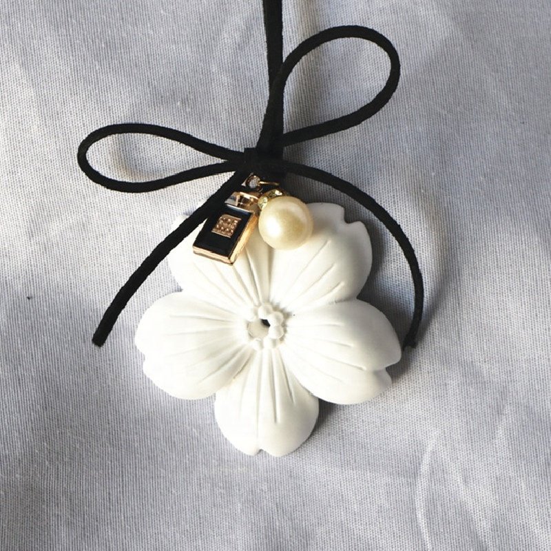 Wholesale Stocked Hanging Car Wardrobe Air Freshener Scented Ceramic Porcelain Flower Aroma Plaster Essential Oil Diffuser