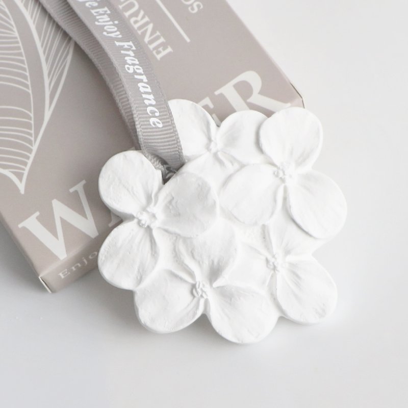 FINRU Stocked Scented Ceramic Hydrangea Flower Shaped Aroma Porcelain Hanging Car Inner Pendant Fragrance Essential Oil Diffuser