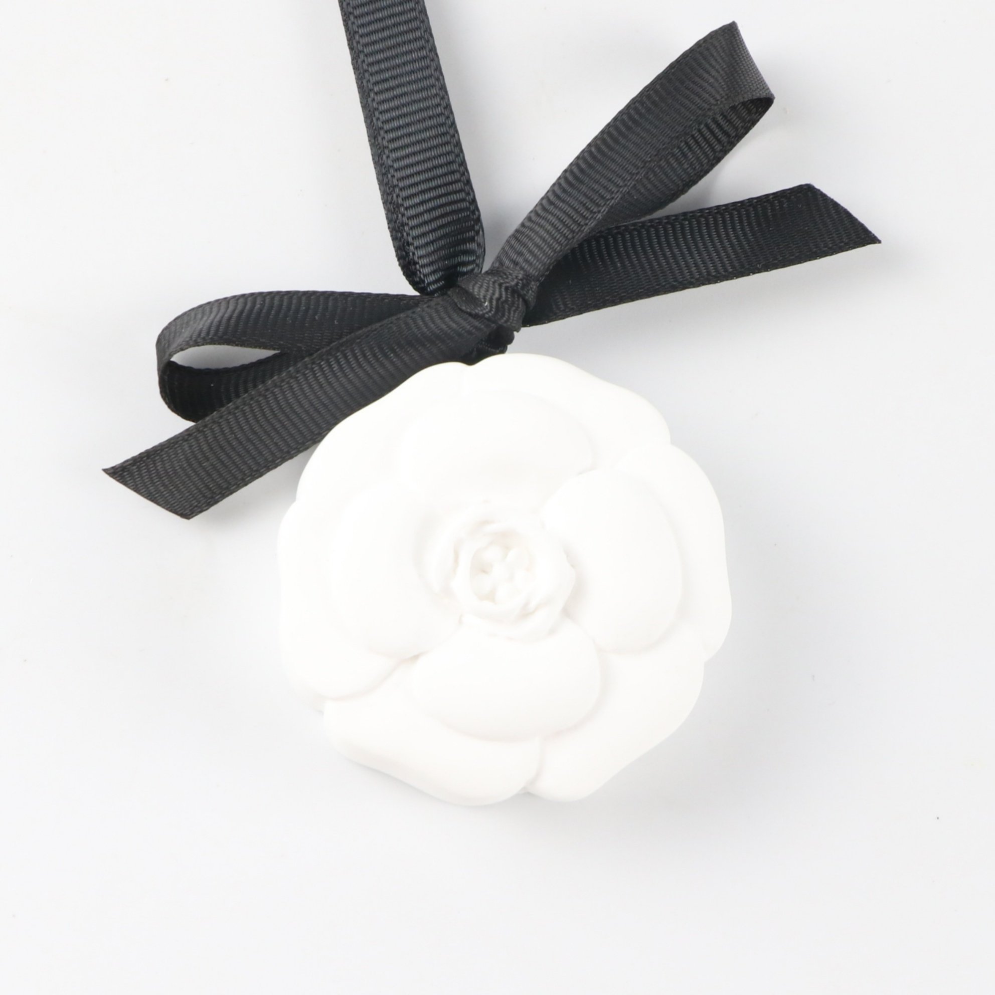 FinRu Hot Selling New White Hanging Car Air Freshener Ceramic Aroma Porcelain Flower Scented Fragrance Essential Oil Diffuser