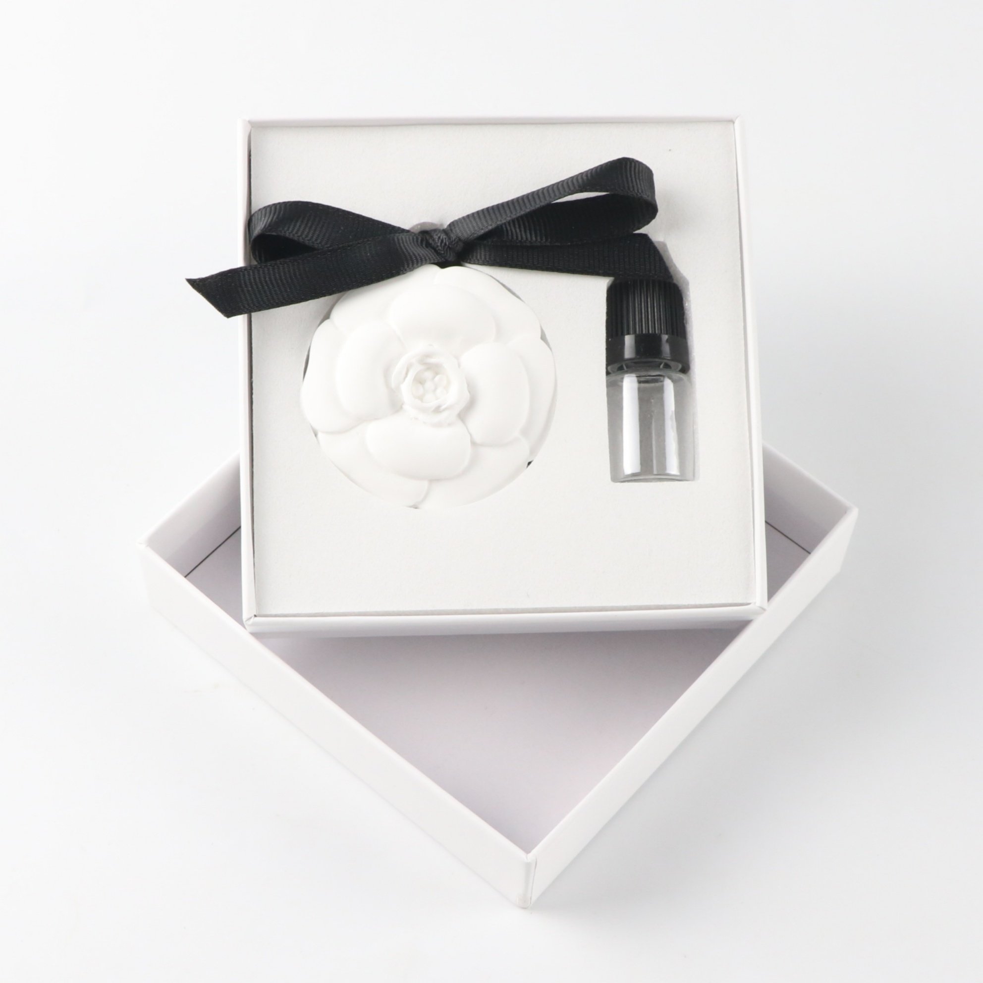 FinRu Hot Selling New White Hanging Car Air Freshener Ceramic Aroma Porcelain Flower Scented Fragrance Essential Oil Diffuser