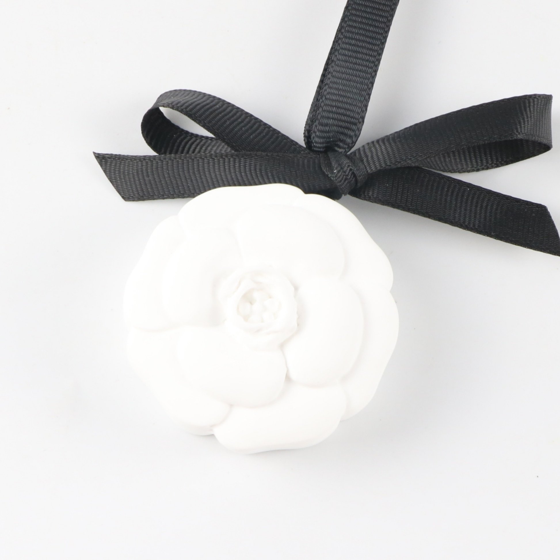 FinRu Hot Selling New White Hanging Car Air Freshener Ceramic Aroma Porcelain Flower Scented Fragrance Essential Oil Diffuser