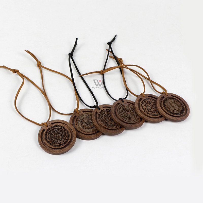 Luxury Car Accessories Scents Hanging Air Perfume Diffuser Smell Fresheners Funny Wood Pieces Design for Car Home Fragrance