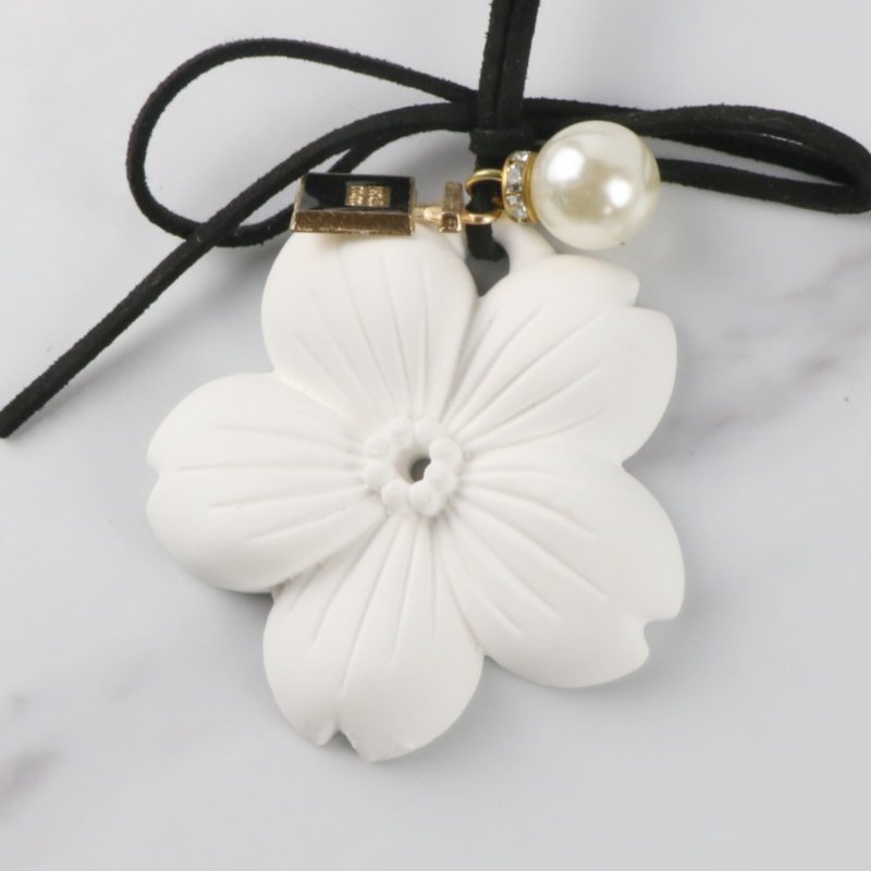FinRu Cherry Blossom Scented Ceramic Aroma Plaster Porcelain Flower Essential Oil Diffuser Hanging Wardrobe Car Air Freshener