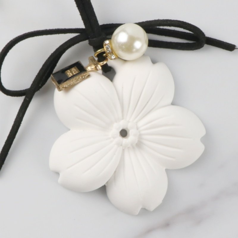 FinRu Cherry Blossom Scented Ceramic Aroma Plaster Porcelain Flower Essential Oil Diffuser Hanging Wardrobe Car Air Freshener