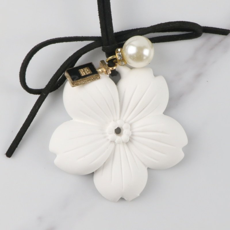 FinRu Cherry Blossom Scented Ceramic Aroma Plaster Porcelain Flower Essential Oil Diffuser Hanging Wardrobe Car Air Freshener
