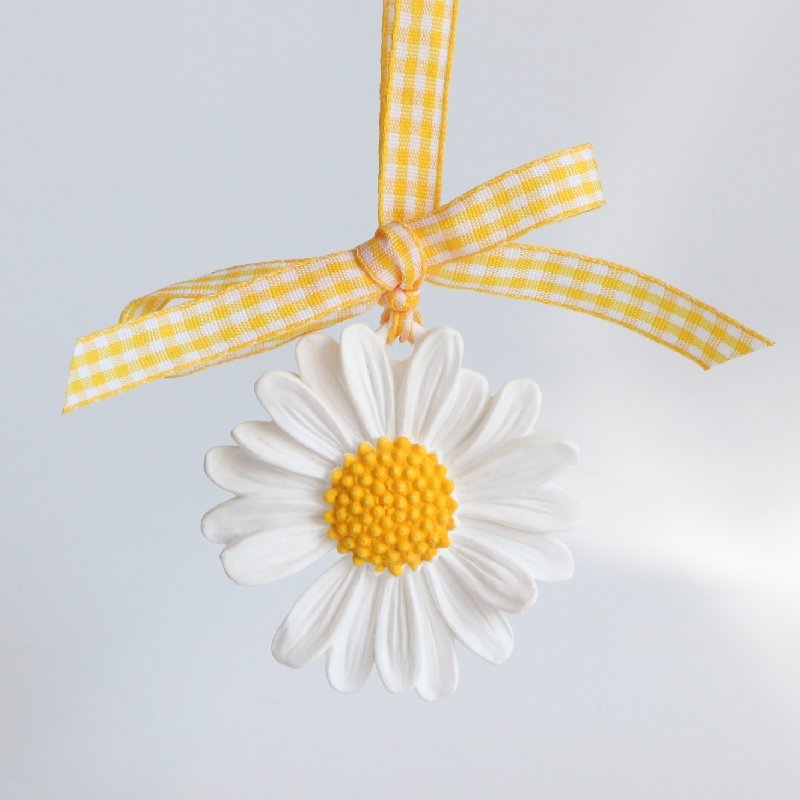 Wholesale Daisy Flower Scented Hanging Ceramic Aroma Porcelain Fragrance Essential Oil Diffuser Hanging Wardrobe Air Freshener
