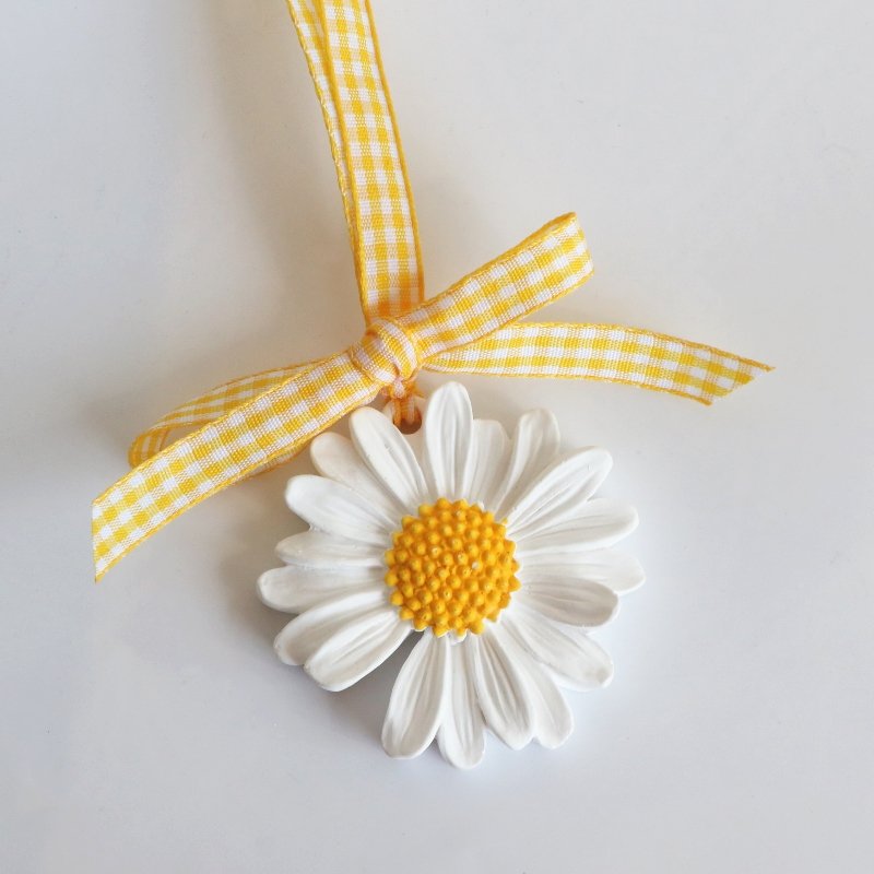 Wholesale Daisy Flower Scented Hanging Ceramic Aroma Porcelain Fragrance Essential Oil Diffuser Hanging Wardrobe Air Freshener