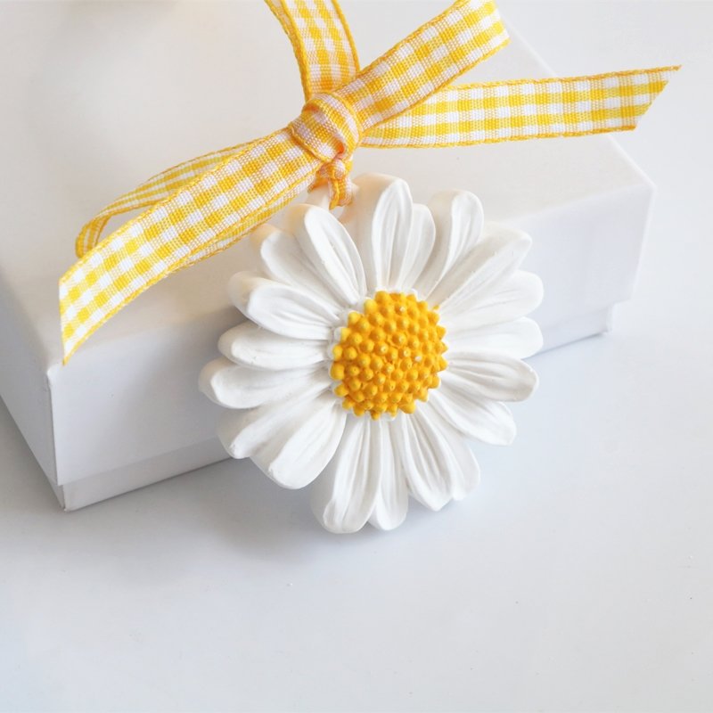 Wholesale Daisy Flower Scented Hanging Ceramic Aroma Porcelain Fragrance Essential Oil Diffuser Hanging Wardrobe Air Freshener