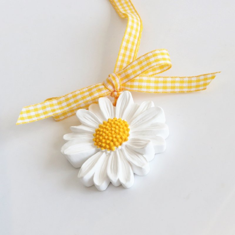 Wholesale Daisy Flower Scented Hanging Ceramic Aroma Porcelain Fragrance Essential Oil Diffuser Hanging Wardrobe Air Freshener