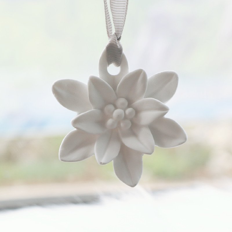 FinRu Stocked Hanging Lotus Flower Ceramic Aroma Plaster Scented Porcelain Essential Oil Diffuser Wardrobe Car Air Freshener