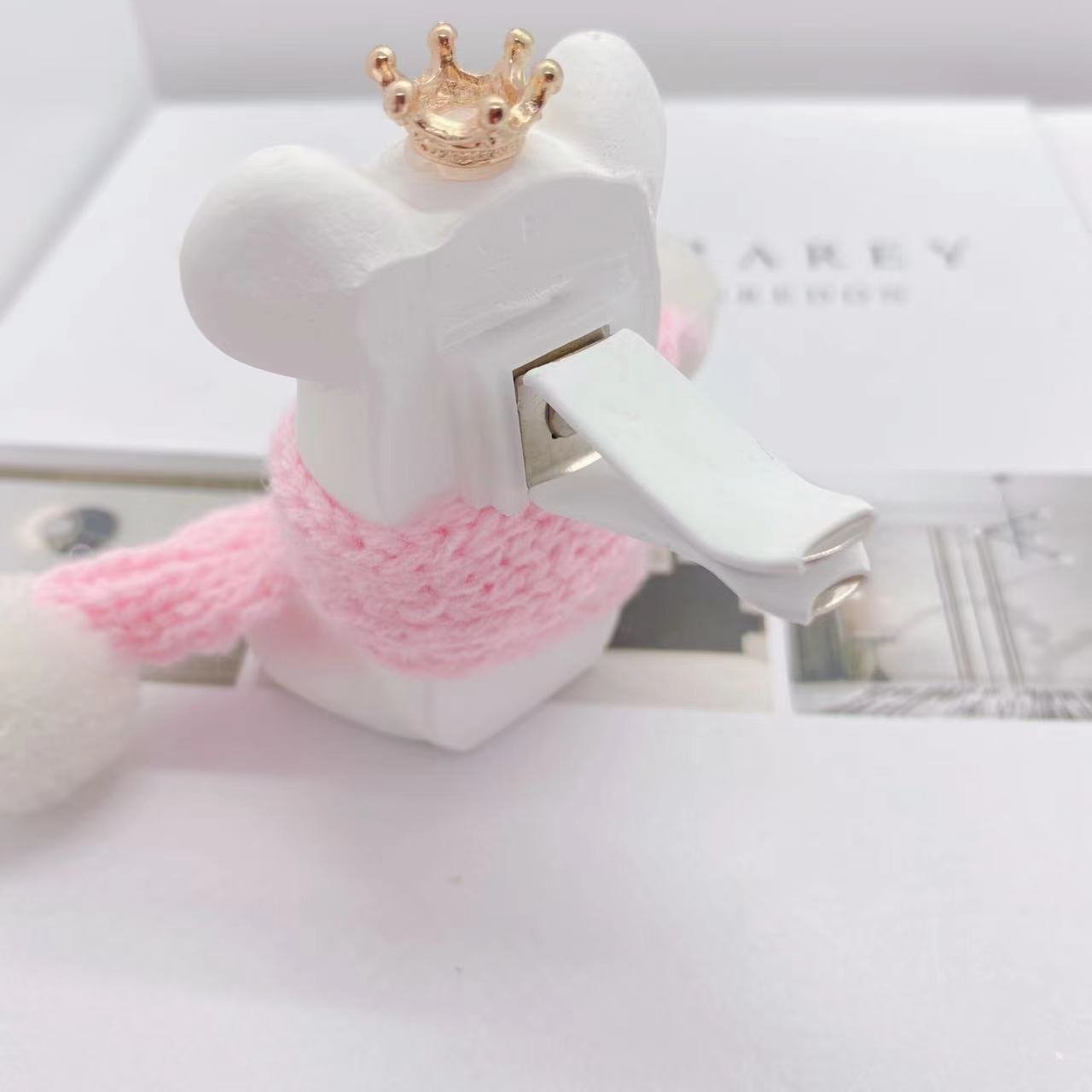 Hot Selling Stocked Ceramic Bear Shaped Car Vent Clip Air Freshener Aromatherapy Stone Porcelain Fragrance Oil Diffuser