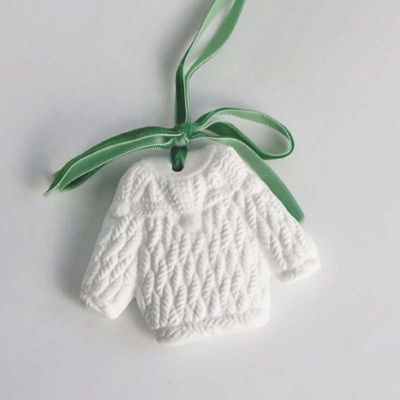 Wholesale White Sweater Shaped Fragrance Oil Diffuser Ceramic Stone Home Decoration Hanging Car Closet Wardrobe Air Freshener
