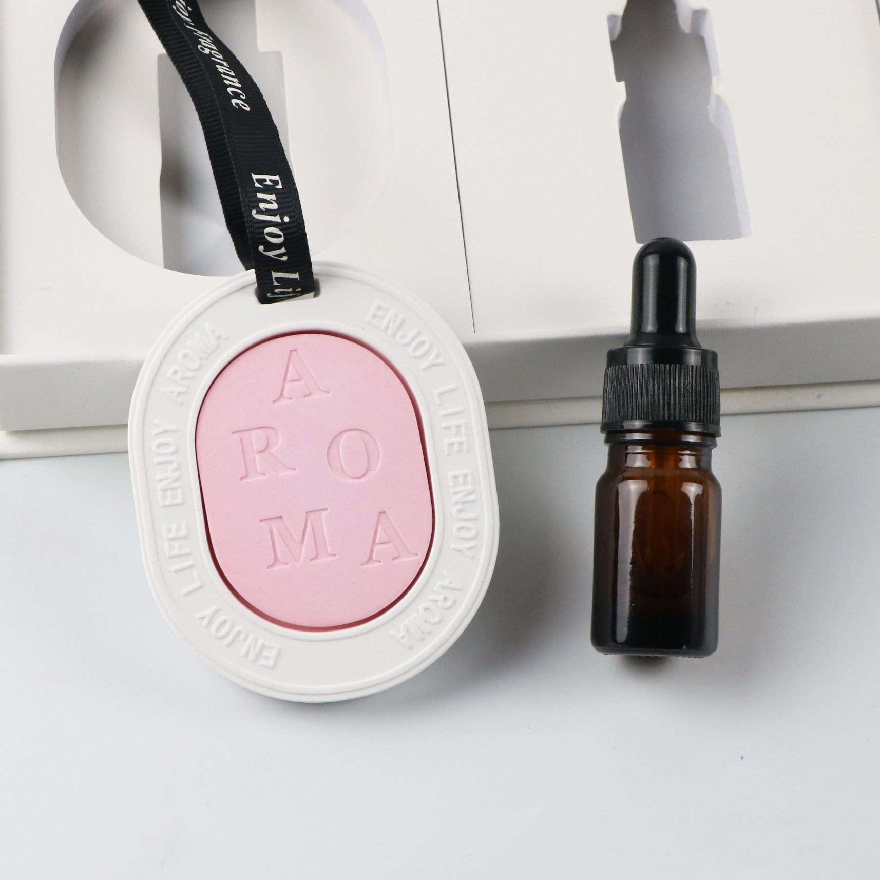 FinRu Color Matched Car Aromatherapy Essential Oil Diffuser Custom Gift Box Set Hanging Scented Ceramic Hanging Car Freshener