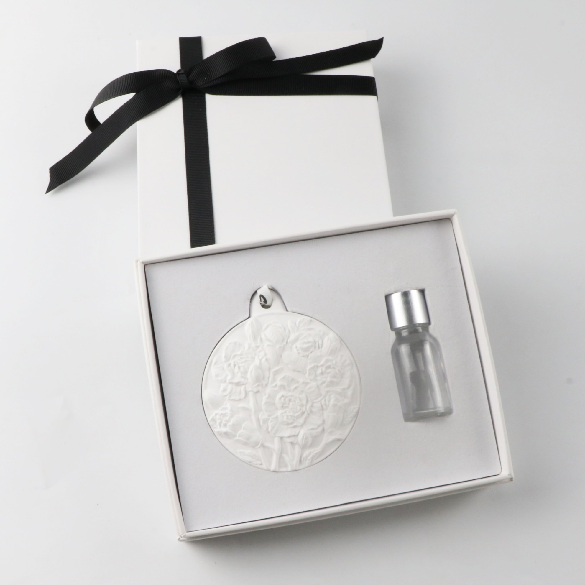 Home Decoration Hanging Car Wardrobe Air Freshener Scented Ceramic Flower Porcelain Aroma Essential Oil Fragrance Diffuser