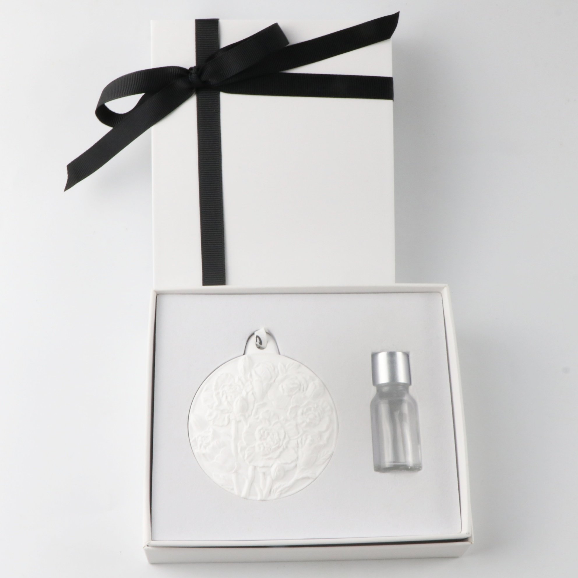 Home Decoration Hanging Car Wardrobe Air Freshener Scented Ceramic Flower Porcelain Aroma Essential Oil Fragrance Diffuser