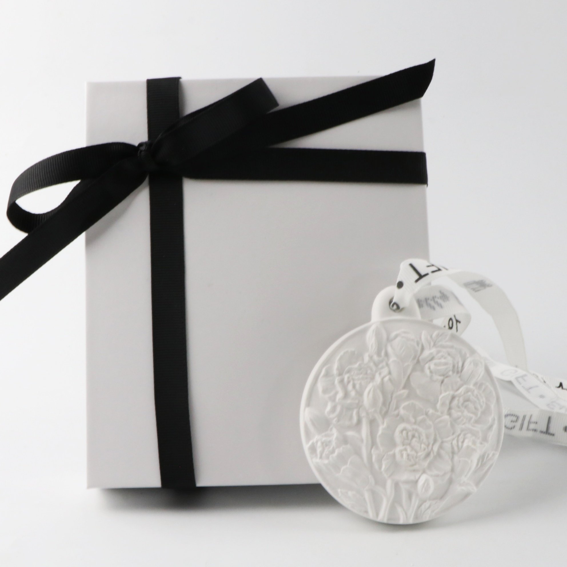 Home Decoration Hanging Car Wardrobe Air Freshener Scented Ceramic Flower Porcelain Aroma Essential Oil Fragrance Diffuser