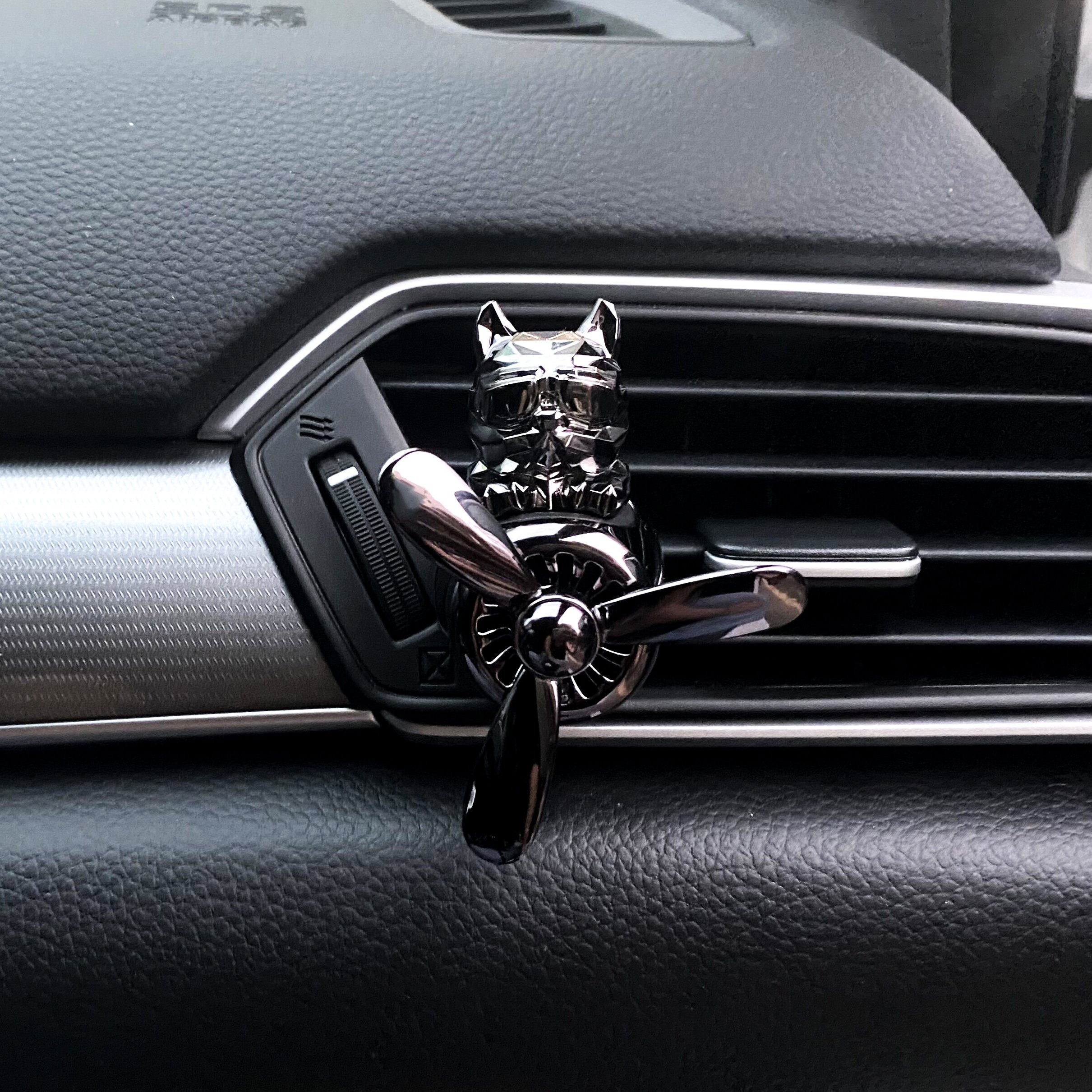 Bear Auto Accesorios Interior Perfume Diffuser Pilot Rotating Propeller Outlet Fragrance Car Air Freshener