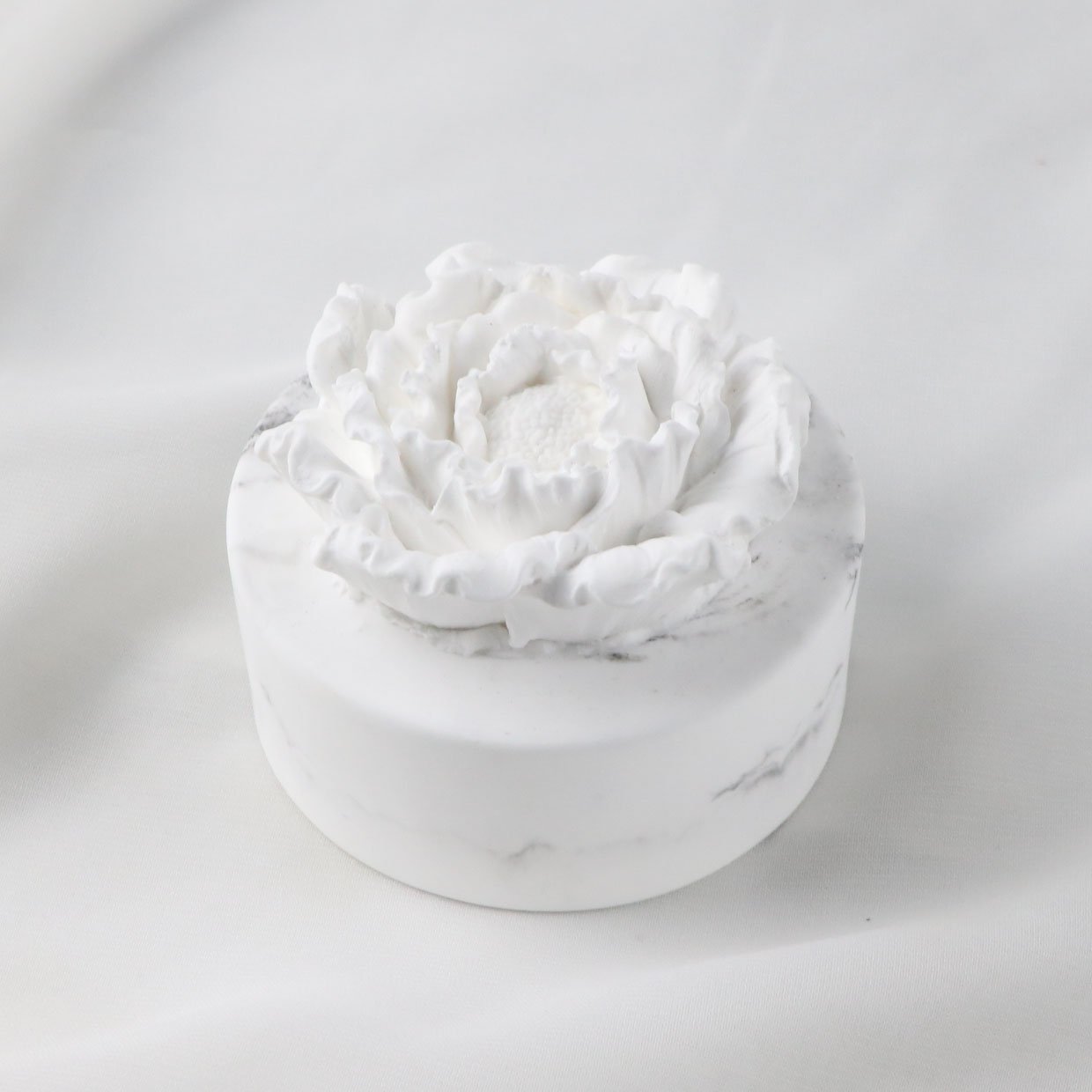 2024 FinRu Wholesale White Peony Ceramic Flower Fragrance Essential Oil Diffuser Stone Aromatherapy Air Freshener
