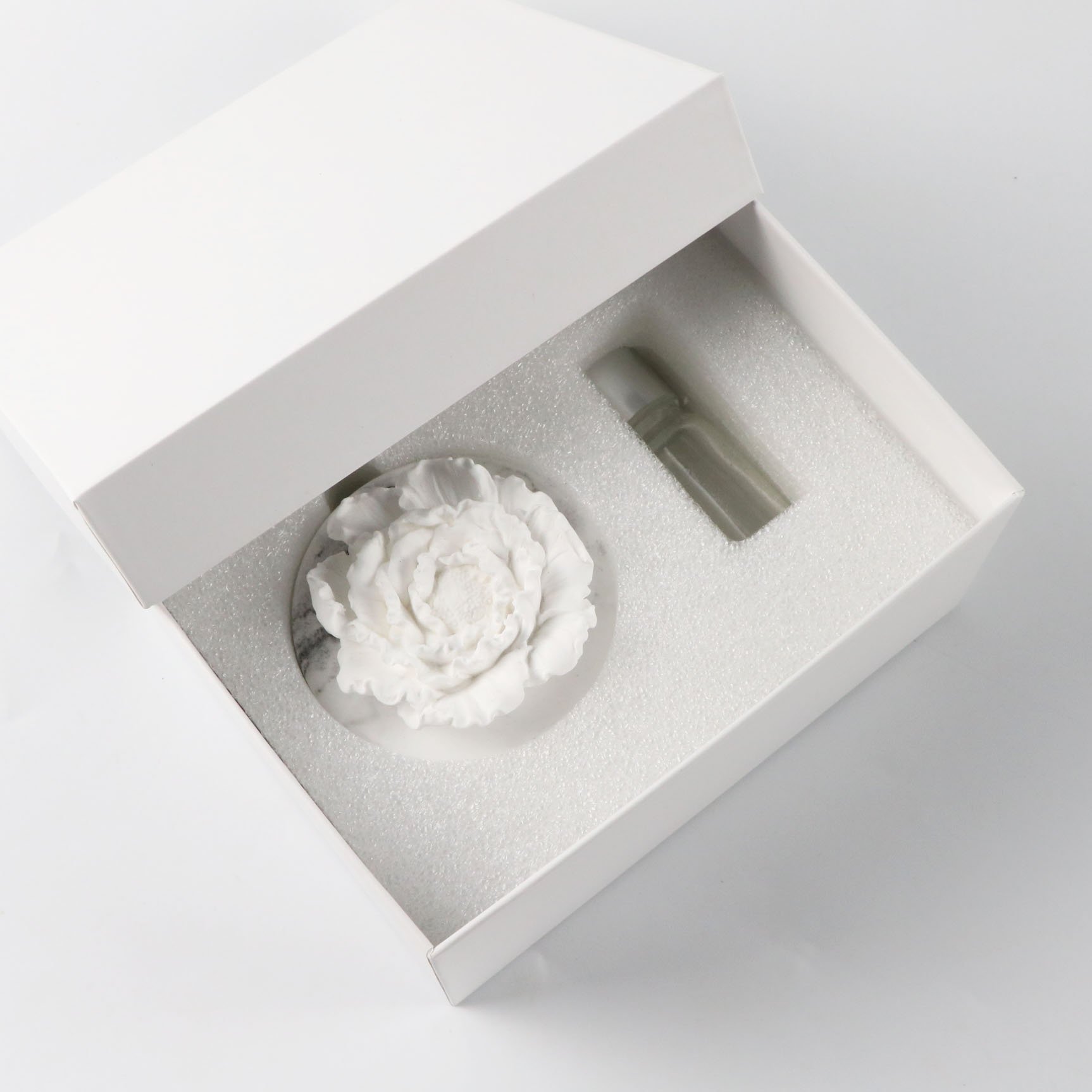 2024 FinRu Wholesale White Peony Ceramic Flower Fragrance Essential Oil Diffuser Stone Aromatherapy Air Freshener