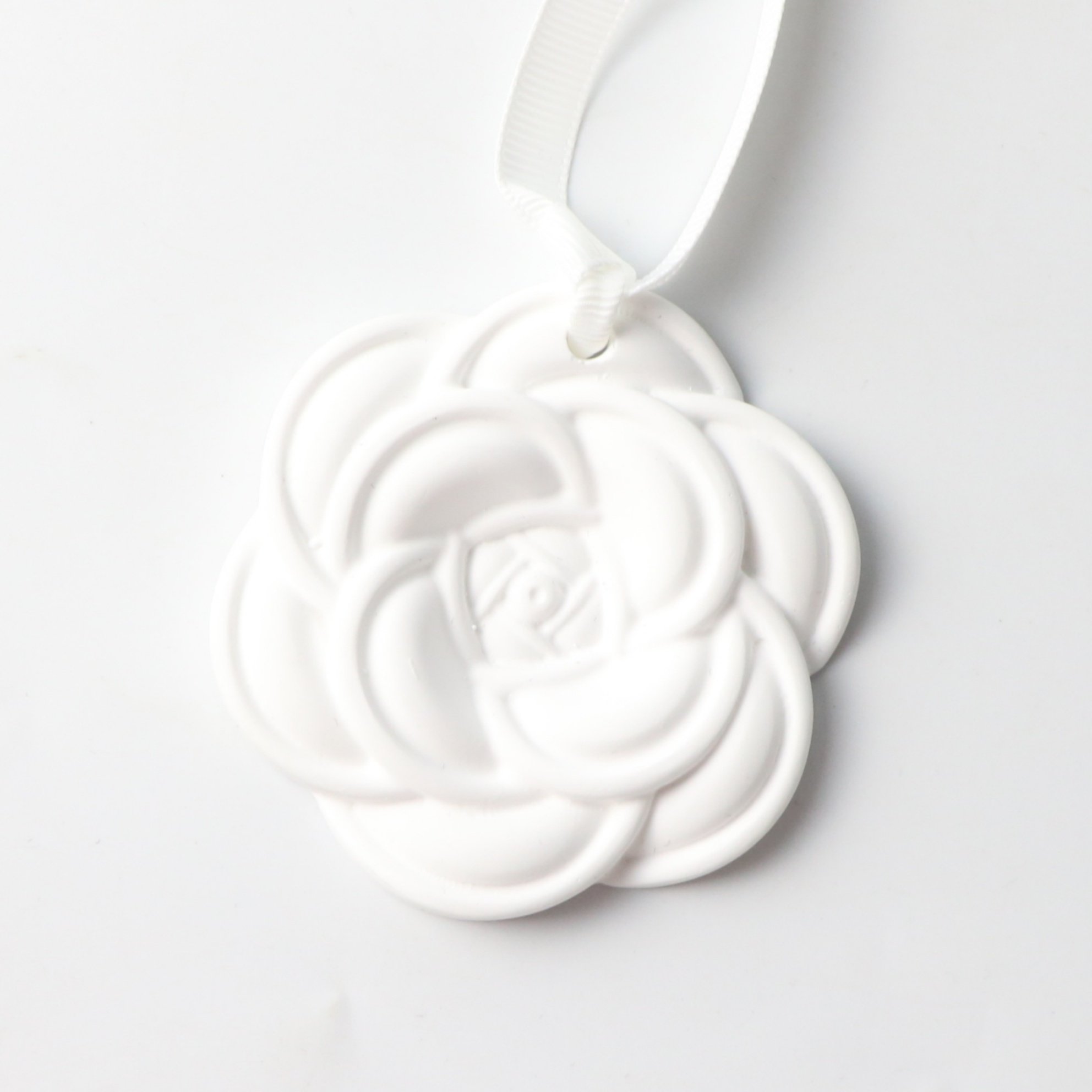 FinRu Stocked Gift Set Scented Car Wardrobe Aroma Pendant Air freshener Ceramic Camellia Flower Fragrance Essential Oil Diffuser