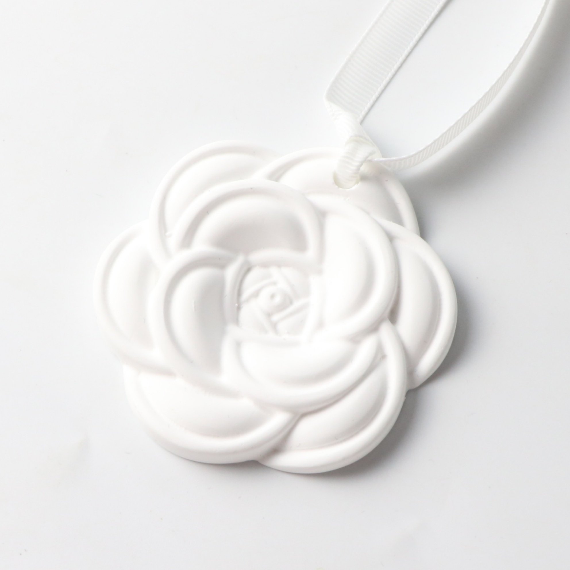 FinRu Stocked Gift Set Scented Car Wardrobe Aroma Pendant Air freshener Ceramic Camellia Flower Fragrance Essential Oil Diffuser