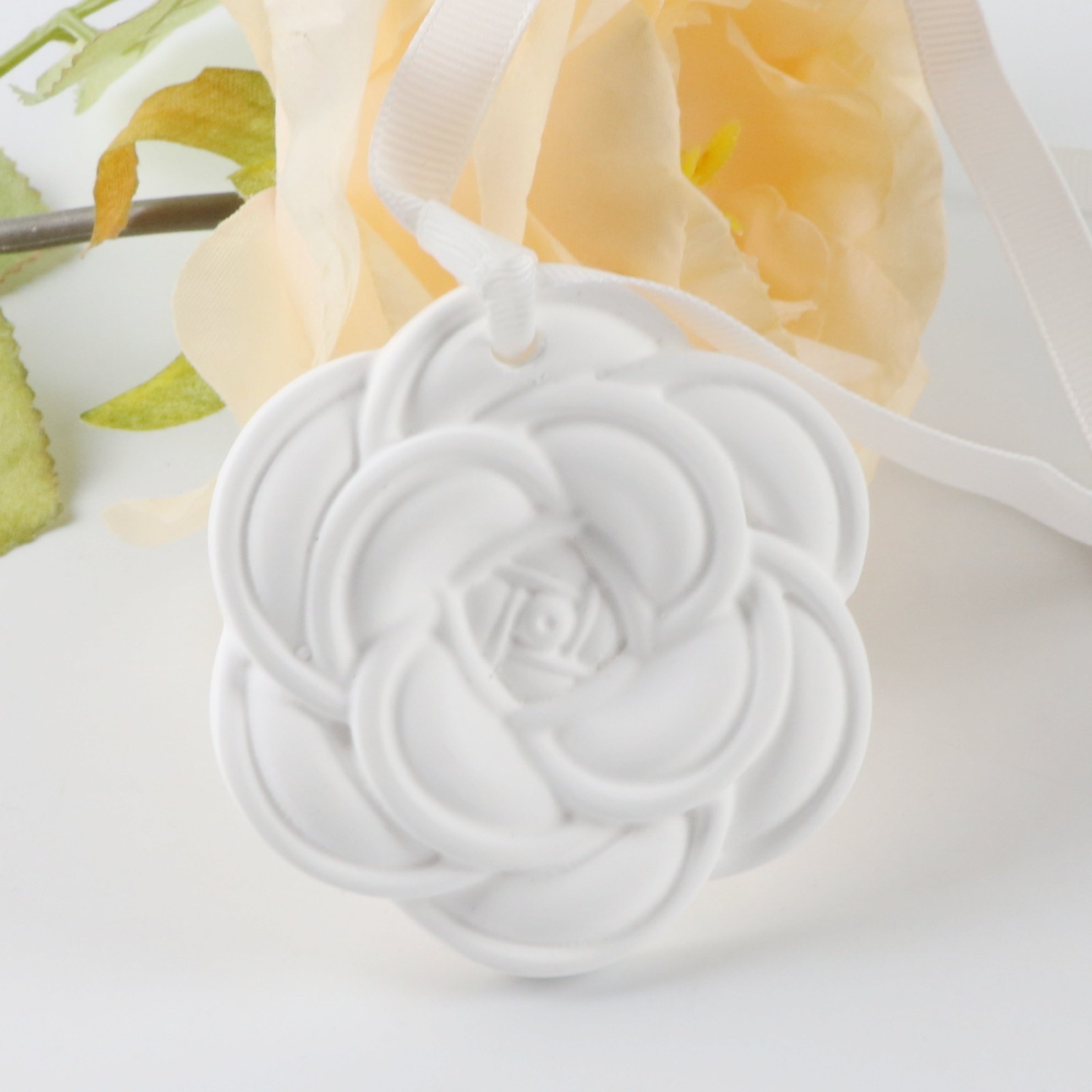 FinRu Stocked Gift Set Scented Car Wardrobe Aroma Pendant Air freshener Ceramic Camellia Flower Fragrance Essential Oil Diffuser