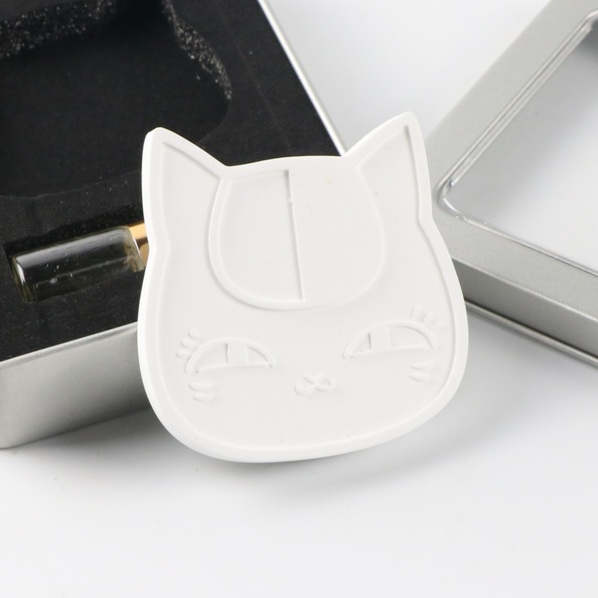 OEM Customized Ceramic Cat Shaped Scented Plaster Fragrance Essential Oil Diffuser Hanging Car Air Freshener