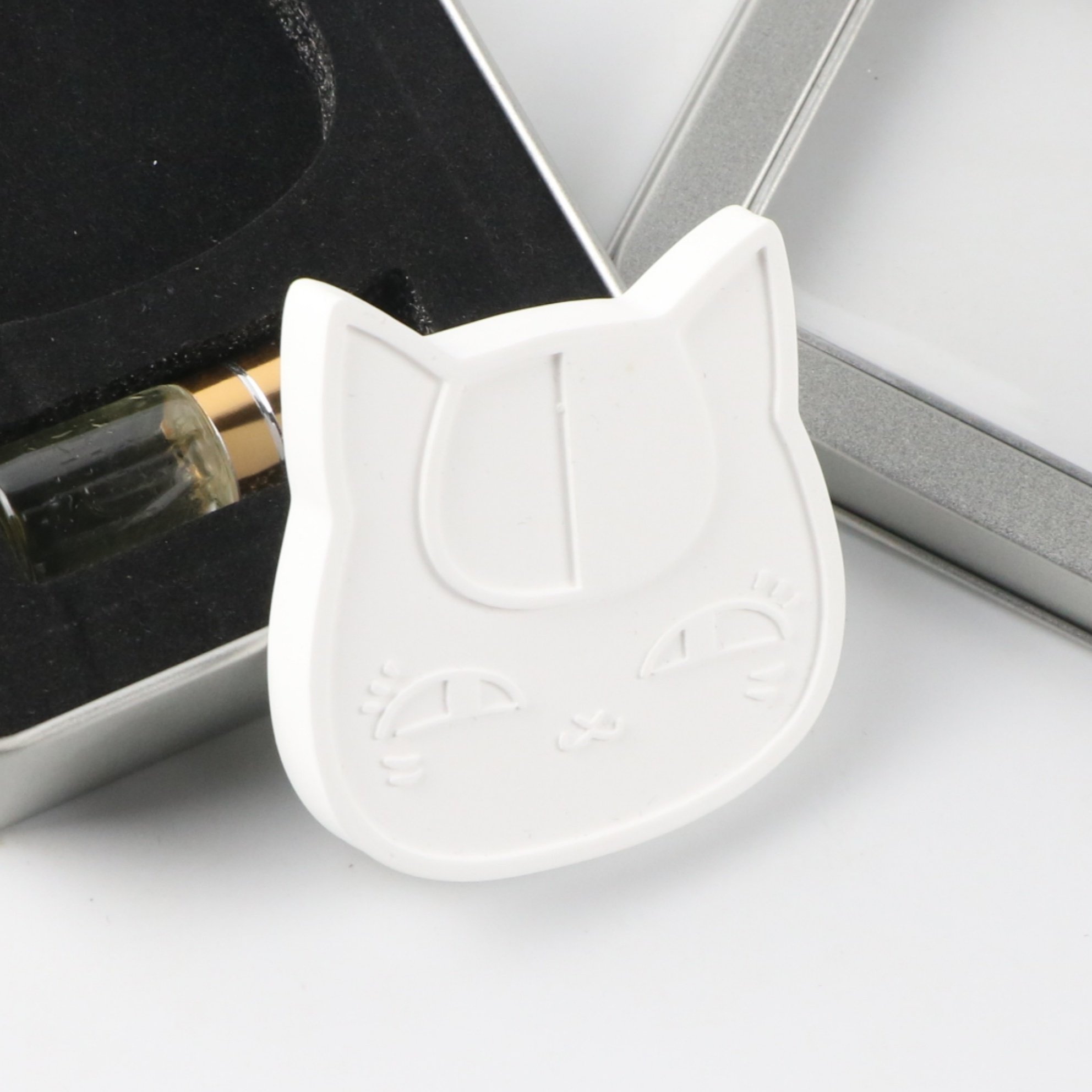OEM Customized Ceramic Cat Shaped Scented Plaster Fragrance Essential Oil Diffuser Hanging Car Air Freshener