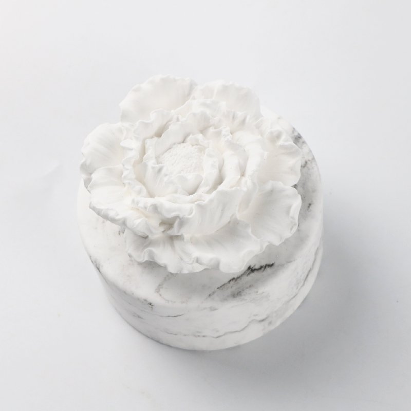 Stock Wholesale White Peony Shaped Hanging Home Scented Ceramic Aroma Plaster Porcelain Flower Fragrance Essential Oil Diffuser