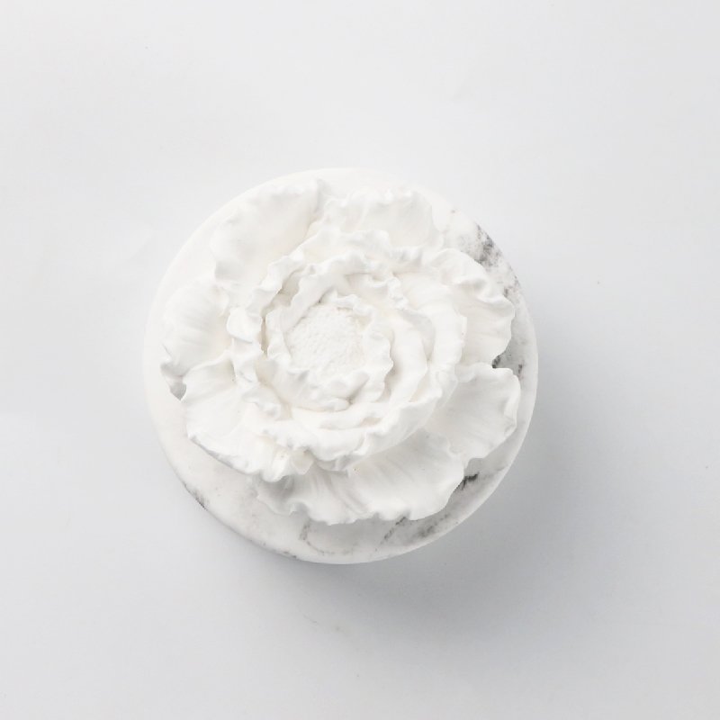 Stock Wholesale White Peony Shaped Hanging Home Scented Ceramic Aroma Plaster Porcelain Flower Fragrance Essential Oil Diffuser