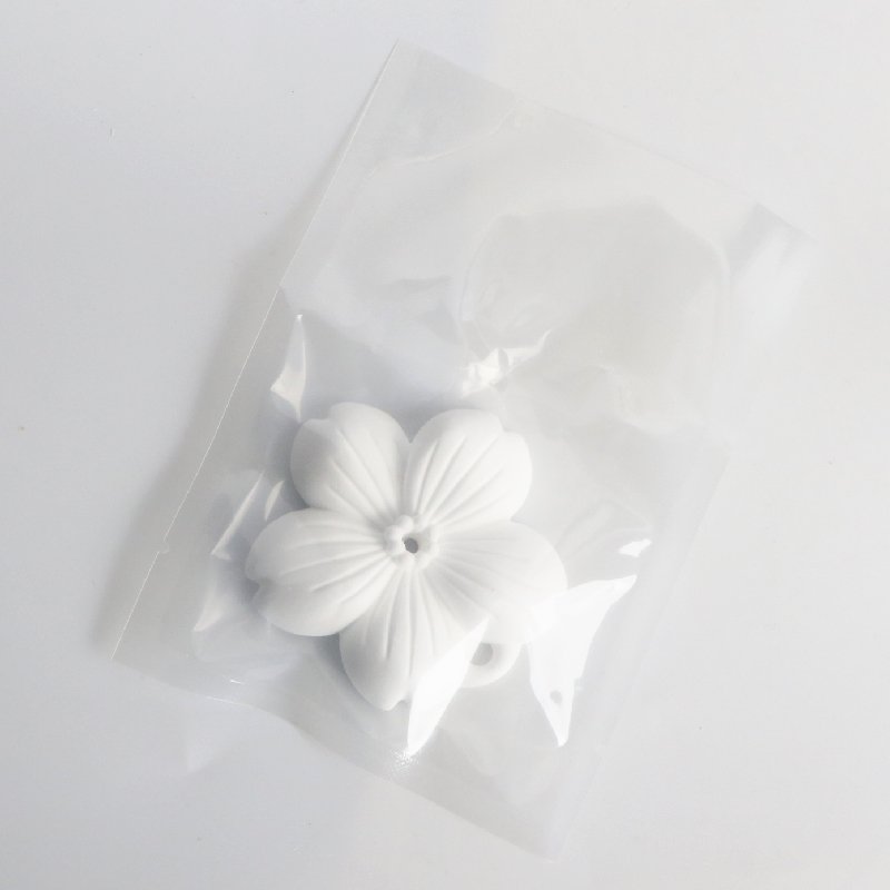 Stocked Sakura Flower Shaped Hanging Ceramic Home Fragrance Air Freshener Aroma Stone Porcelain Scented Essential Oil Diffuser