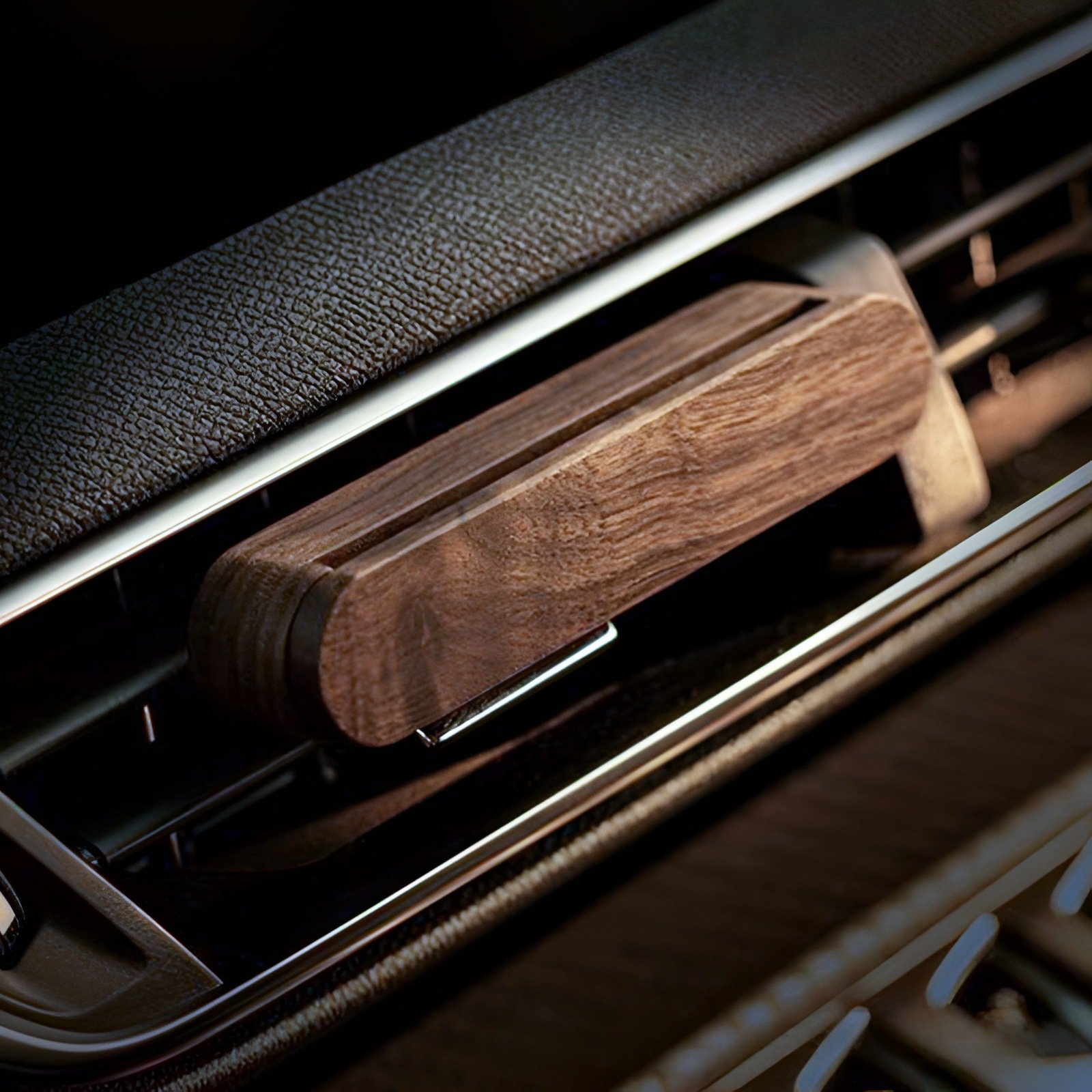 TY Solid wood car aromatreatment air outlet for cars decorative air freshener Wood clamshell aromatreatment auto parts