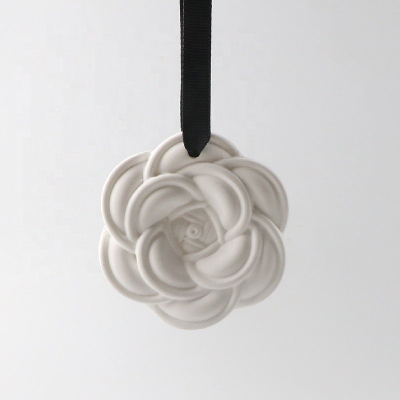 Engraved Logo Hanging Scented Ceramic Flower Oil Diffuser Perfume Pendant Car Air Freshener Home Wardrobe Aroma Decoration