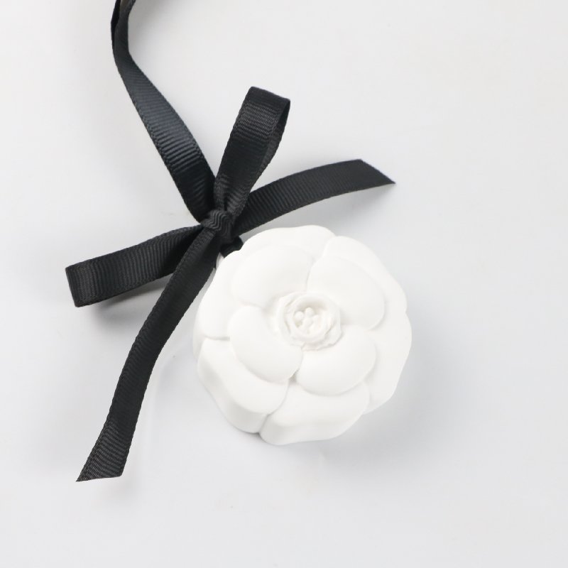 Luxury Car Home Decoration Pendant Air Freshener Gift Hanging Scented Ceramic Camellia Flower Fragrance Oil Aroma Diffuser