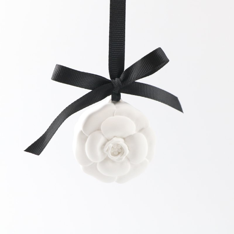Luxury Car Home Decoration Pendant Air Freshener Gift Hanging Scented Ceramic Camellia Flower Fragrance Oil Aroma Diffuser