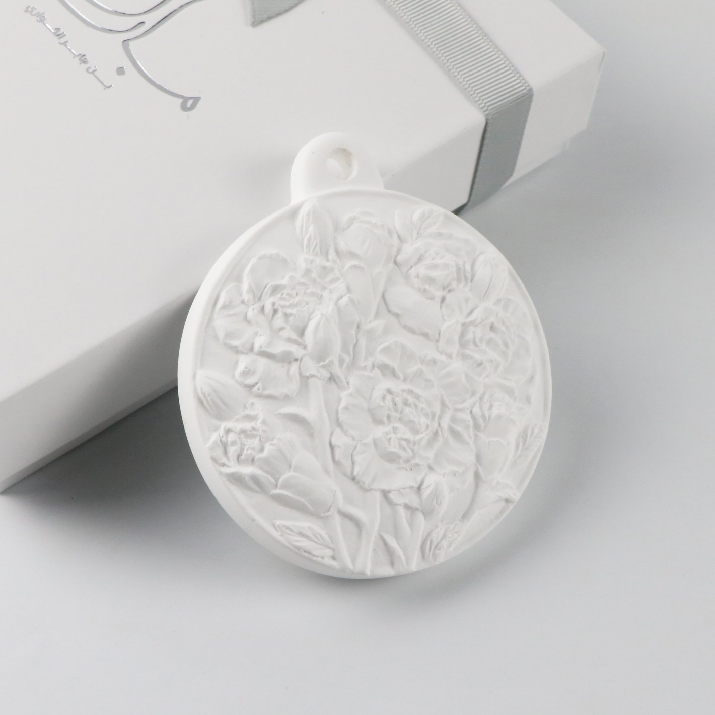 Luxury Customized Gift Handmade Ceramic Aromatherapy Hanging Porcelain FLower Car Air Freshener Fragrance Essential Oil Diffuser