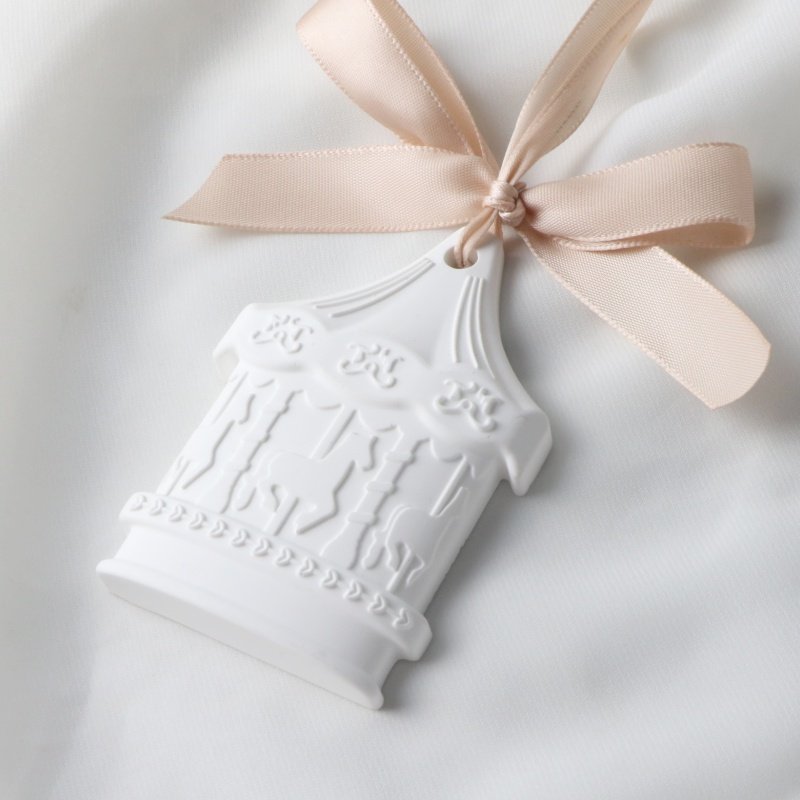 Wholesale White Hanging Car Scented Air Freshener Ceramic Aroma Plaster Porcelain Flower Fragrance Essential Oil Diffuser