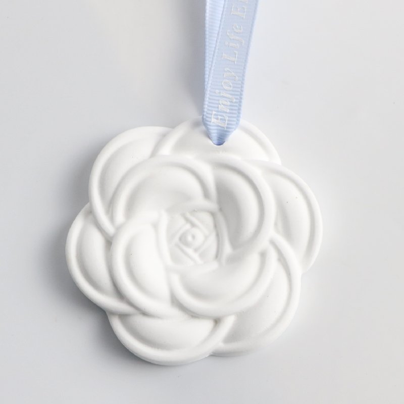 Wholesale White Camellia Flower Hanging Scented Ceramic Decoration Pendant Car Aroma Diffuser Air Freshener Fragrance Ceramic