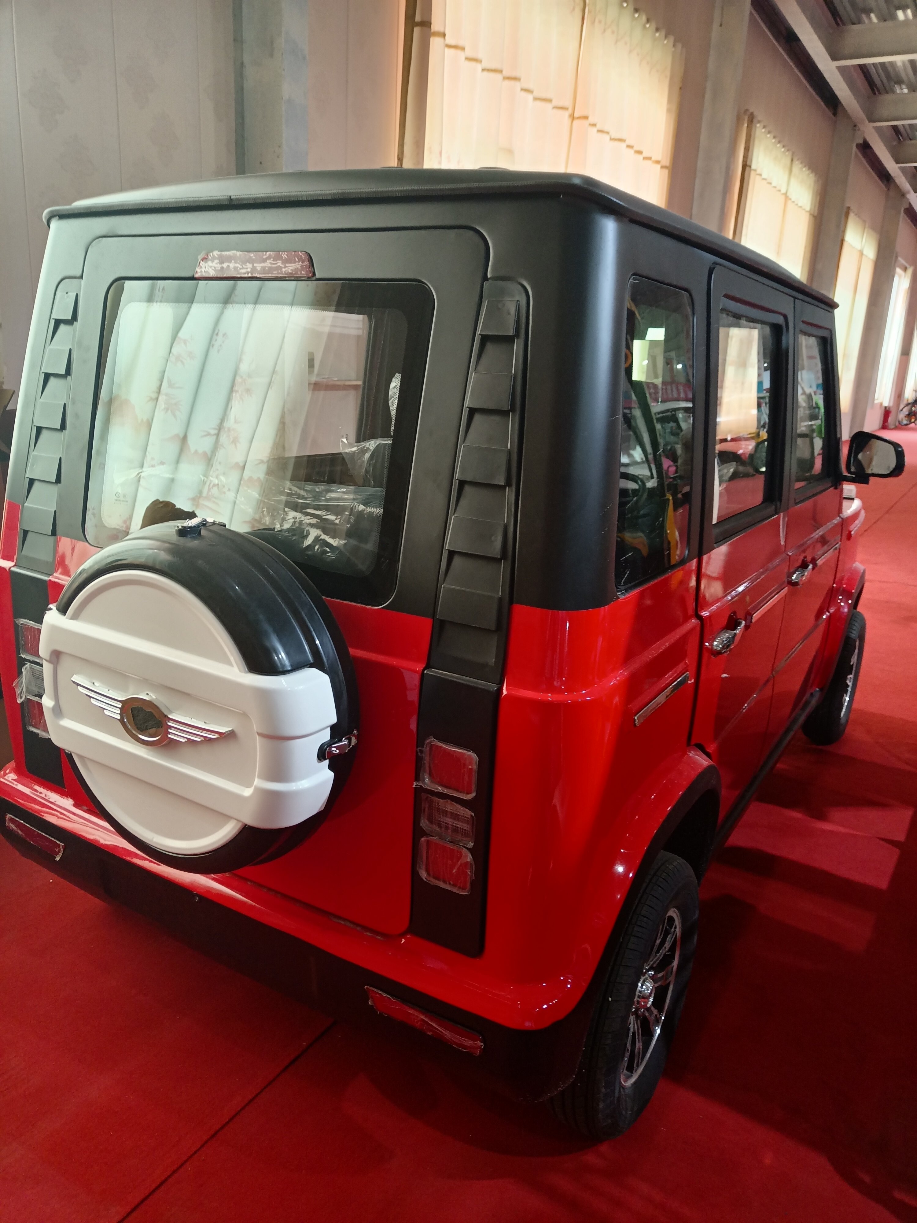 Four Wheels 4 Wheels 4 Seats Closed Cabin Electric Car