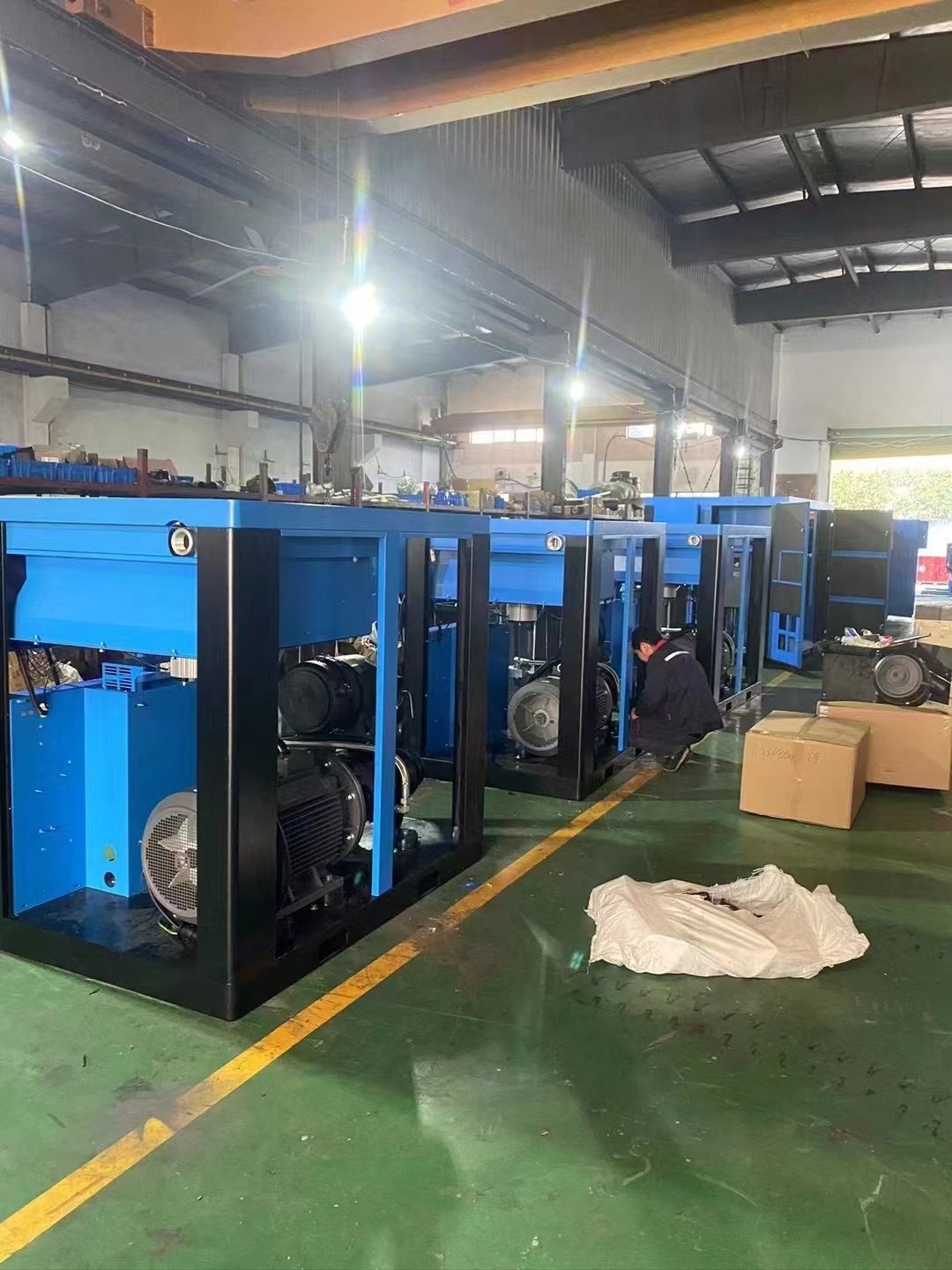 Factory Low-priced Compressors, Low-priced Screw air Compressors Used for Compressing Gases