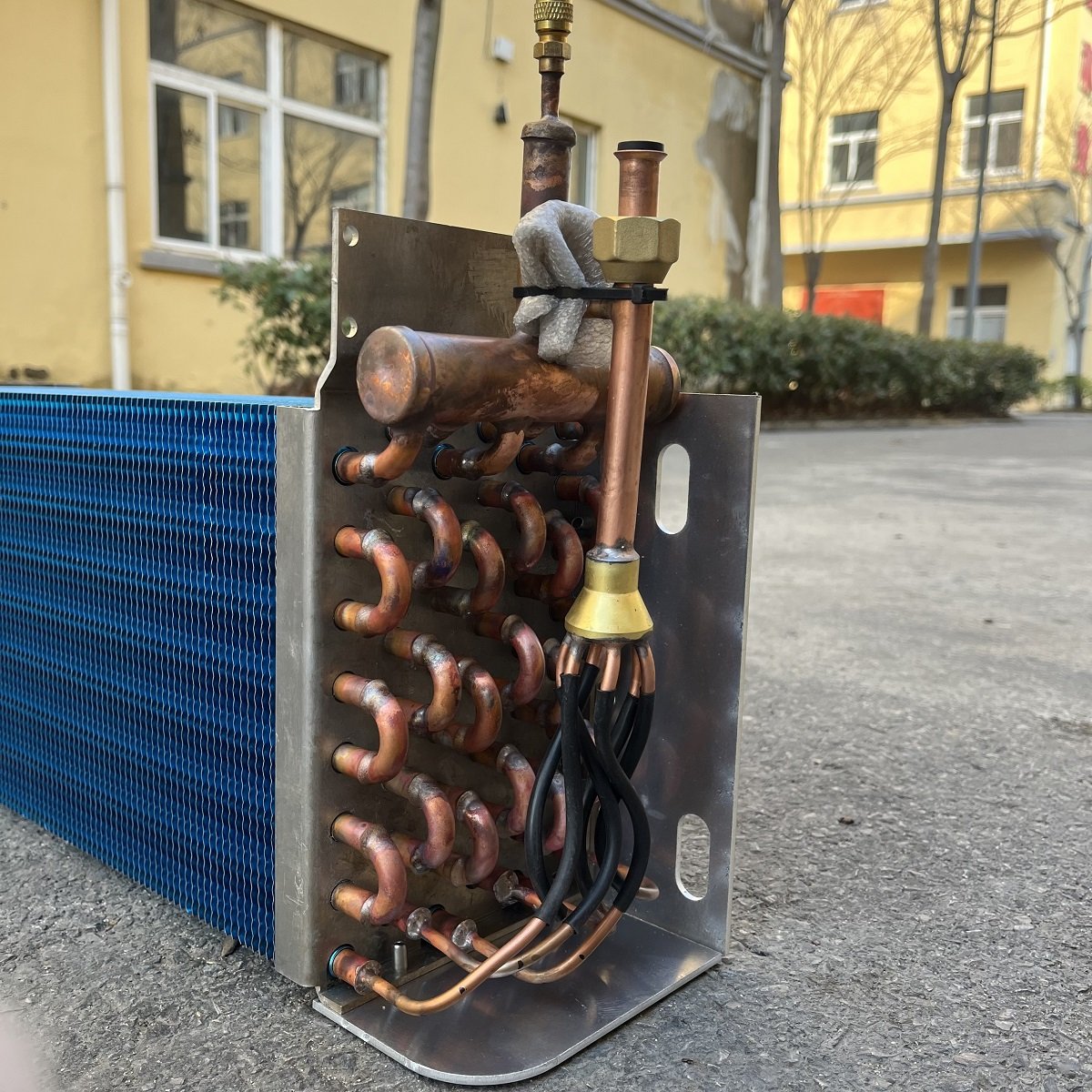 Customize Finned Radiators and Evaporators with Copper Tubes and Aluminum Foils.