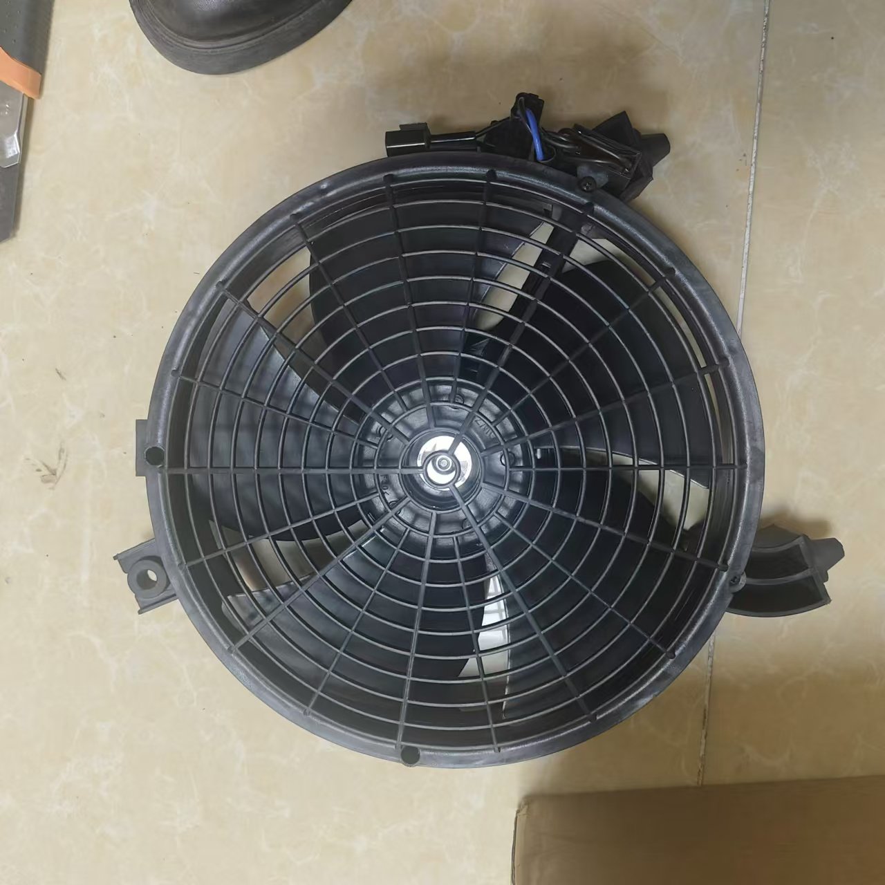 7812A359 MN123607 Car AC Condenser Fan Motor Shroud for Mitsubishi Pajero L200