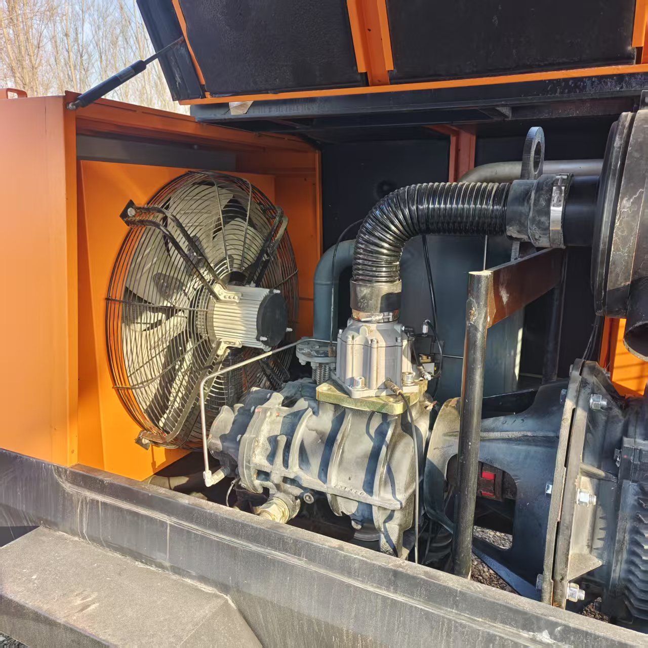 Used 90Kw Industrial Air Compressors 13Bar Rotary Screw Silent & Portable With Air Cooling Engine And Motor Core Components