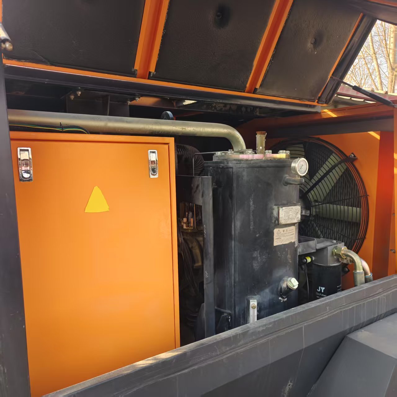Used 90Kw Industrial Air Compressors 13Bar Rotary Screw Silent & Portable With Air Cooling Engine And Motor Core Components