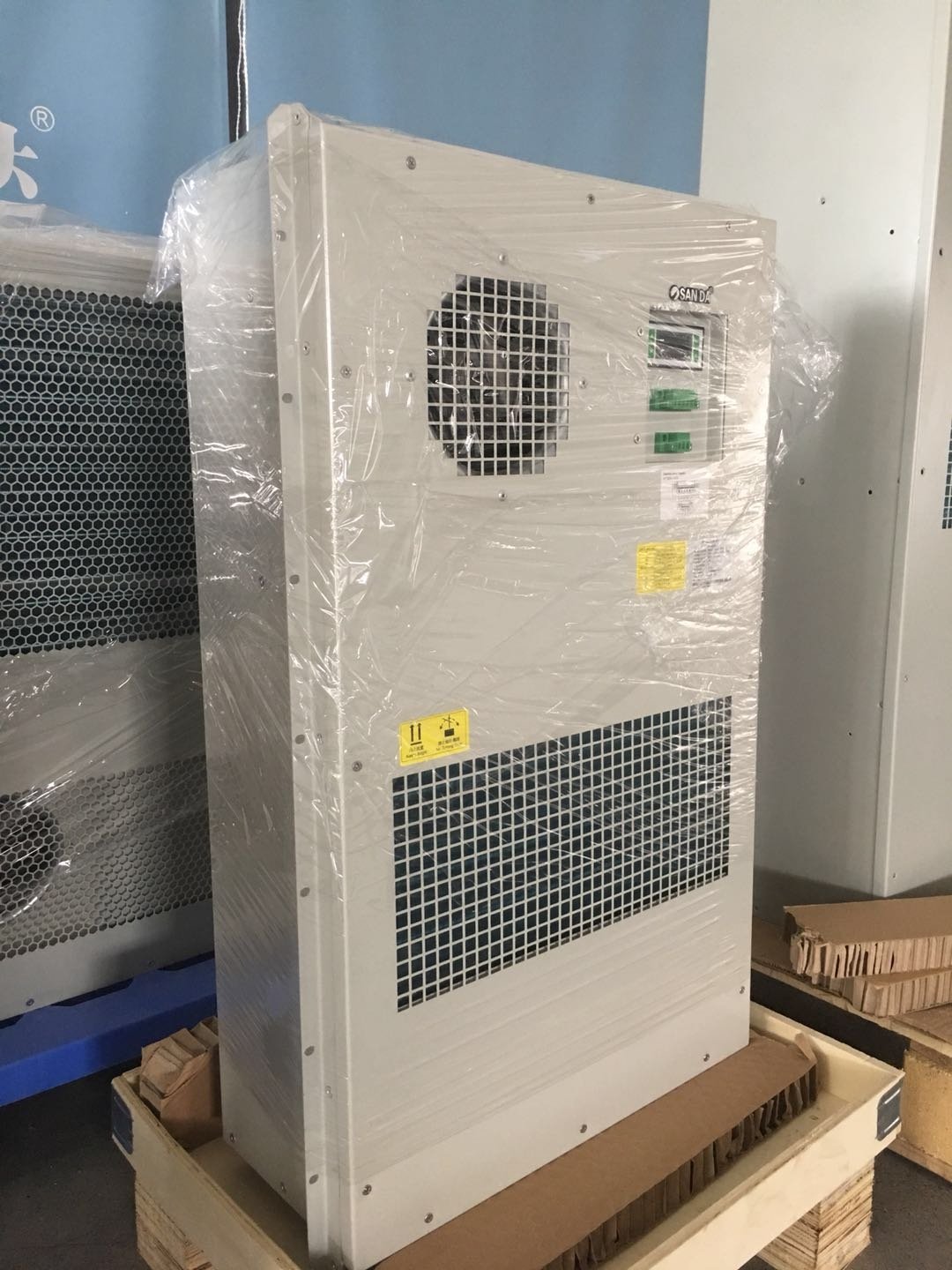 Compact 300w Cabinet Air Conditioner